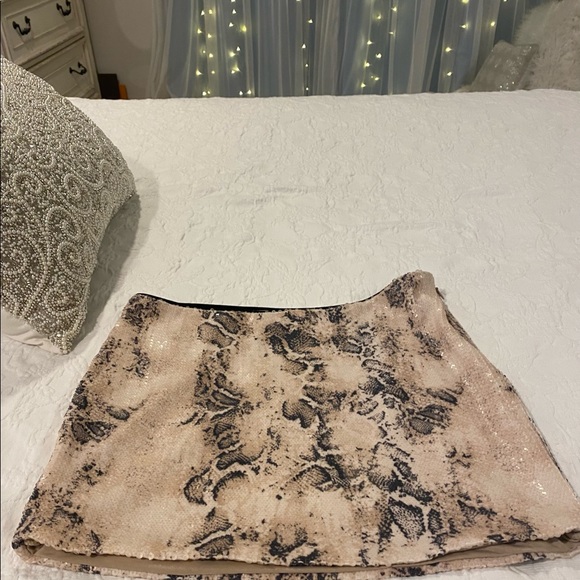 🎉🎉HP🎉🎉🤎BEBE sequin snake print skirt NWT size M🤎 - Picture 2 of 10